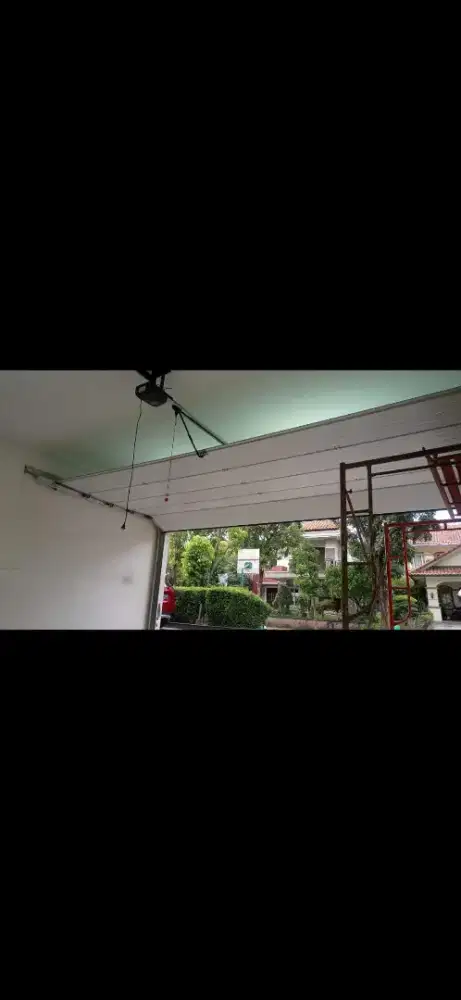 Pintu garasi otomatis