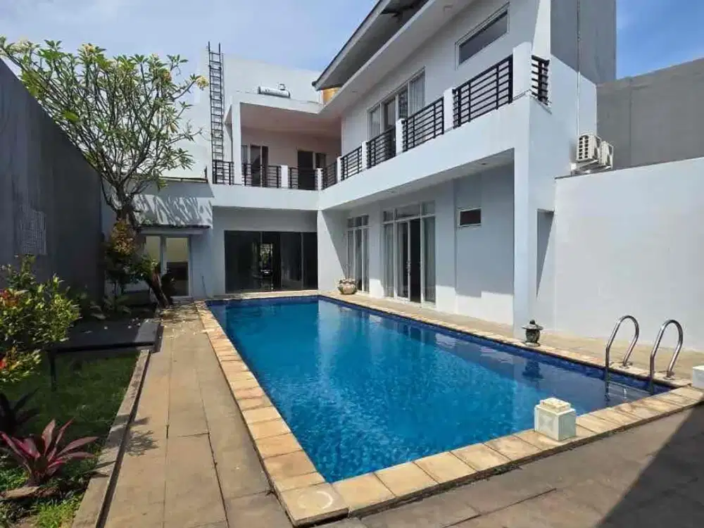 Disewakan Rumah Modern Dengan Swimming Pool Siap Huni di Kebayoran Residence Bintaro