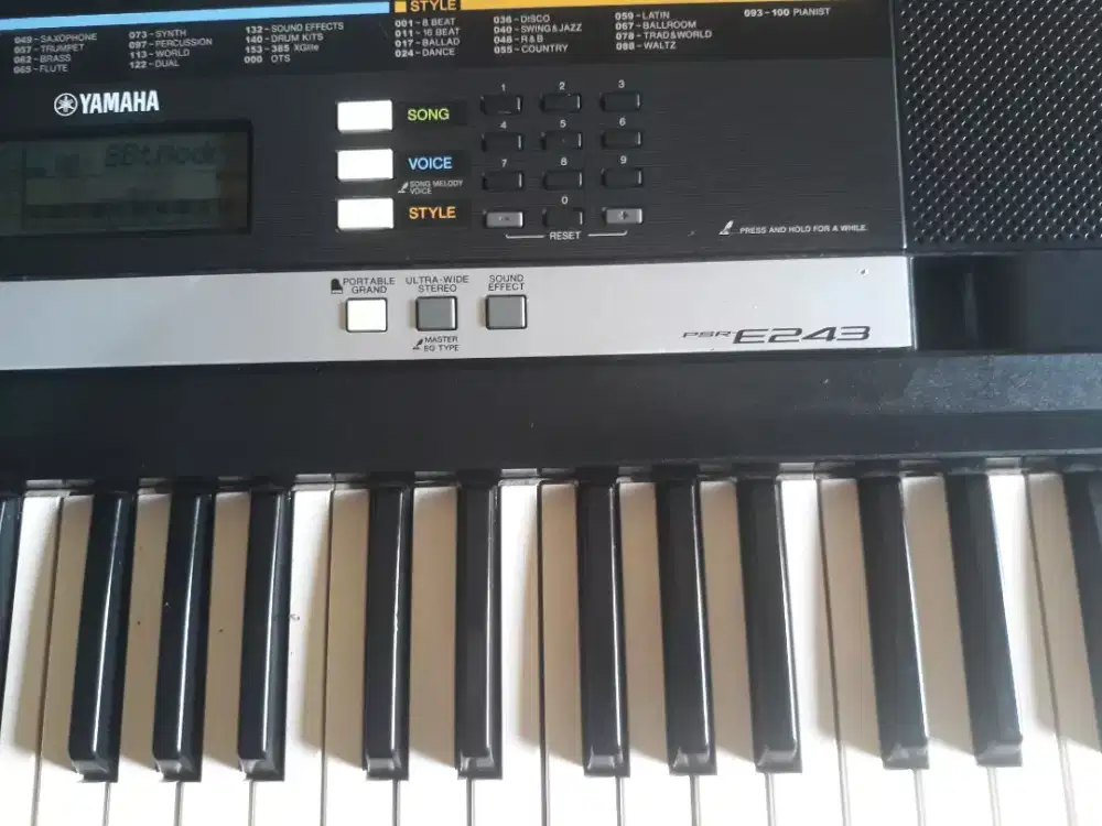 Keyboard Yamaha PSR E243