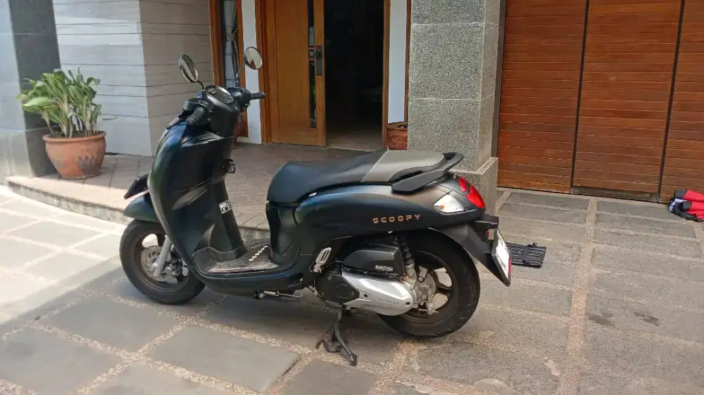 Scoopy Hitam Plat Z