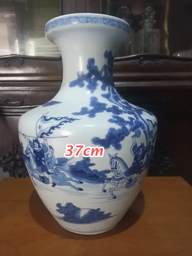 Vas chinese biru putih motif dewa