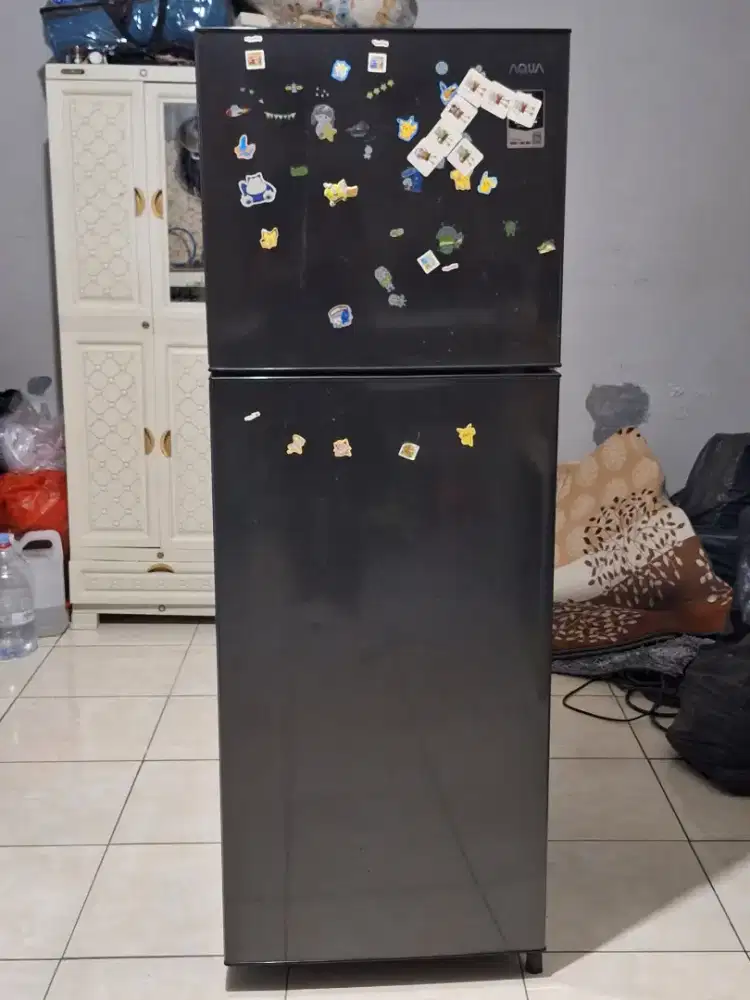 Kulkas AQUA AQR-D270
(Tipe 2 pintu, kapasitas sekitar ±220 liter)