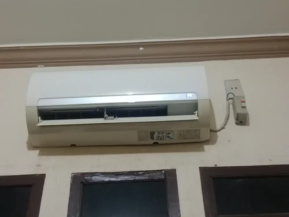 AC bekas 1/2 PK merek Midea