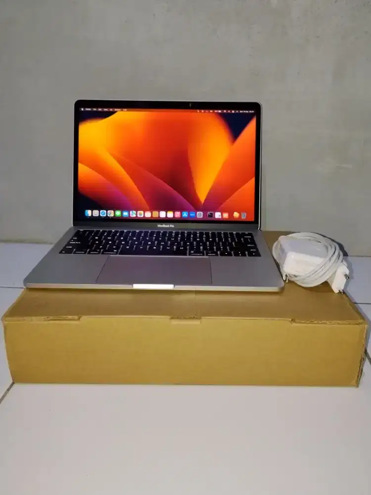 MacBook Pro 2017 8/256 i5 Warna Silver