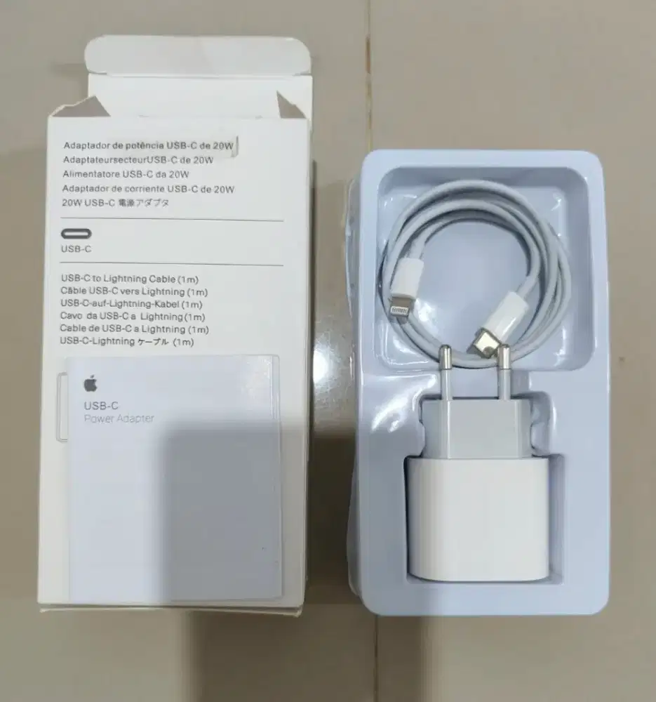 Adaptor 20W dan kabel USB-C ke Lightning