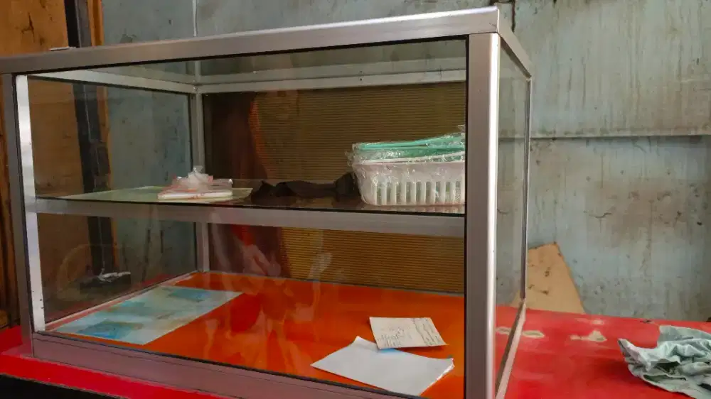 Etalase uk: 80x50 tingginya 51