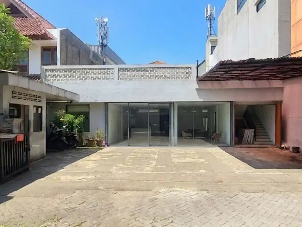 RUANG USAHA RUMAH SENOPATI GUNAWARMAN AREA COCOK UNTUK KANTOR TEMPAT USAHA PARKIR LUAS