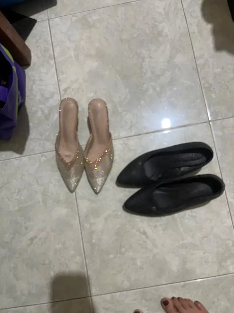 2 sepatu ukuran 37 120 keduanya. bisa nego