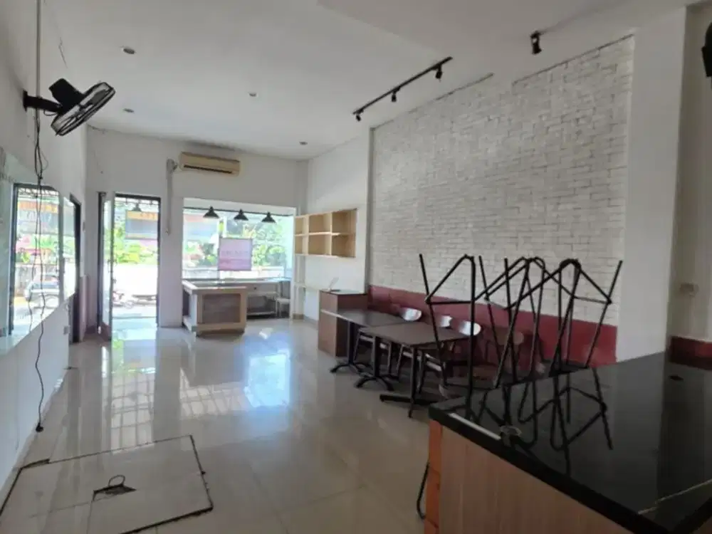 Ruko Ramai !!! 3 Lantai Pinggir Jalan Utama di Kahfi 1 Jagakarsa Jakarta Selatan