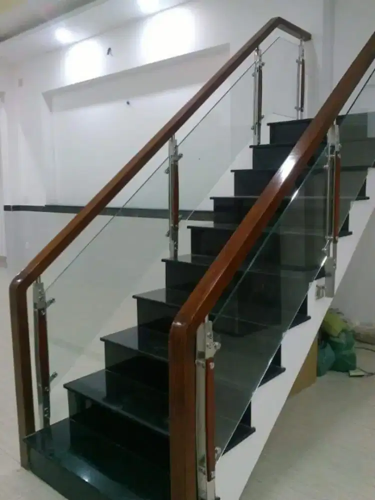 Relling tangga kaca pegangan kayu