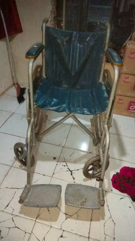 Di jual bekas kursi roda