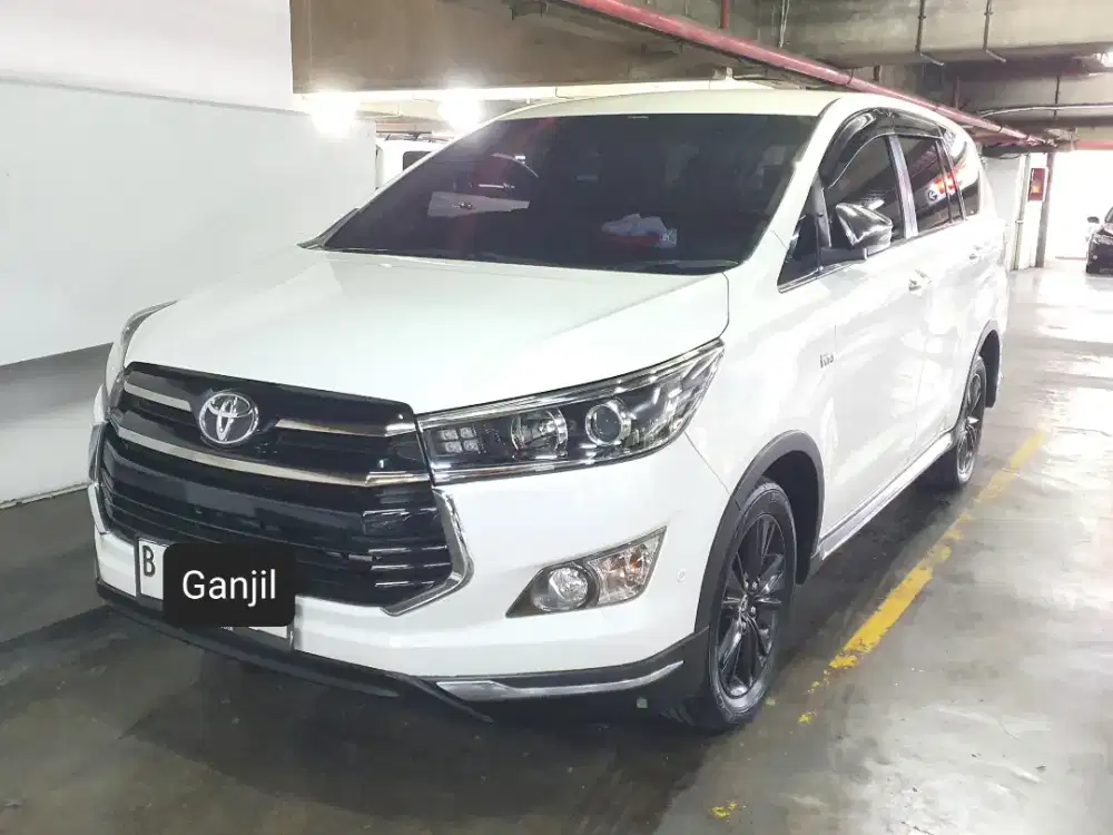 Innova Venturer Bensin 2020 Matic