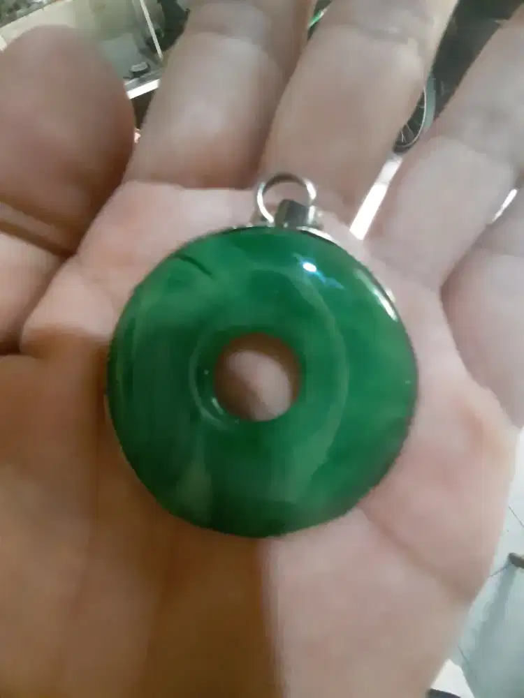 Liontin batu giok bentuk donat