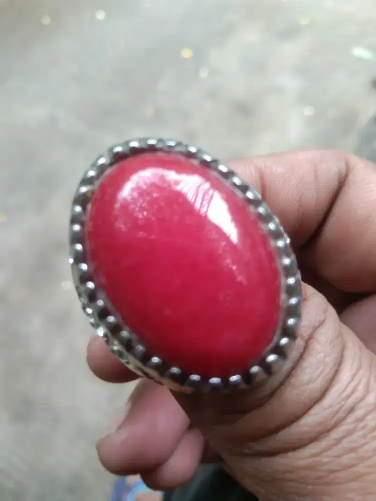 Batu giok merah