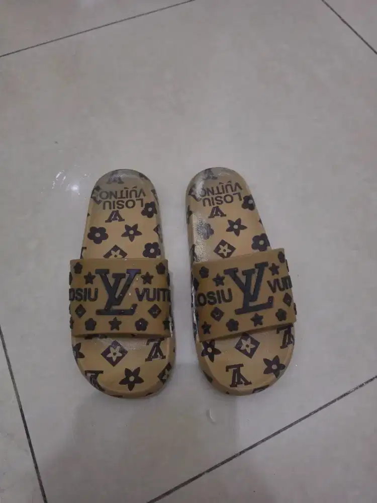Sandal Wanita Size 39 Bahan Jelly Kualitas Empuk Bahan Adem Bekas Pake