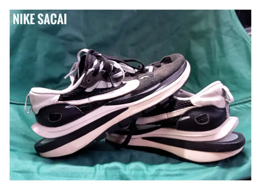 Sepatu nike x Sacai vaporwaffle black and white