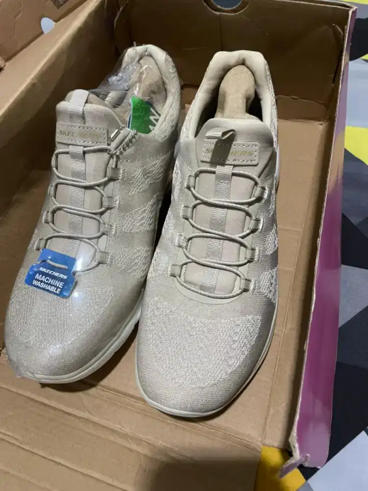 Sepatu skechers virtue taupe women