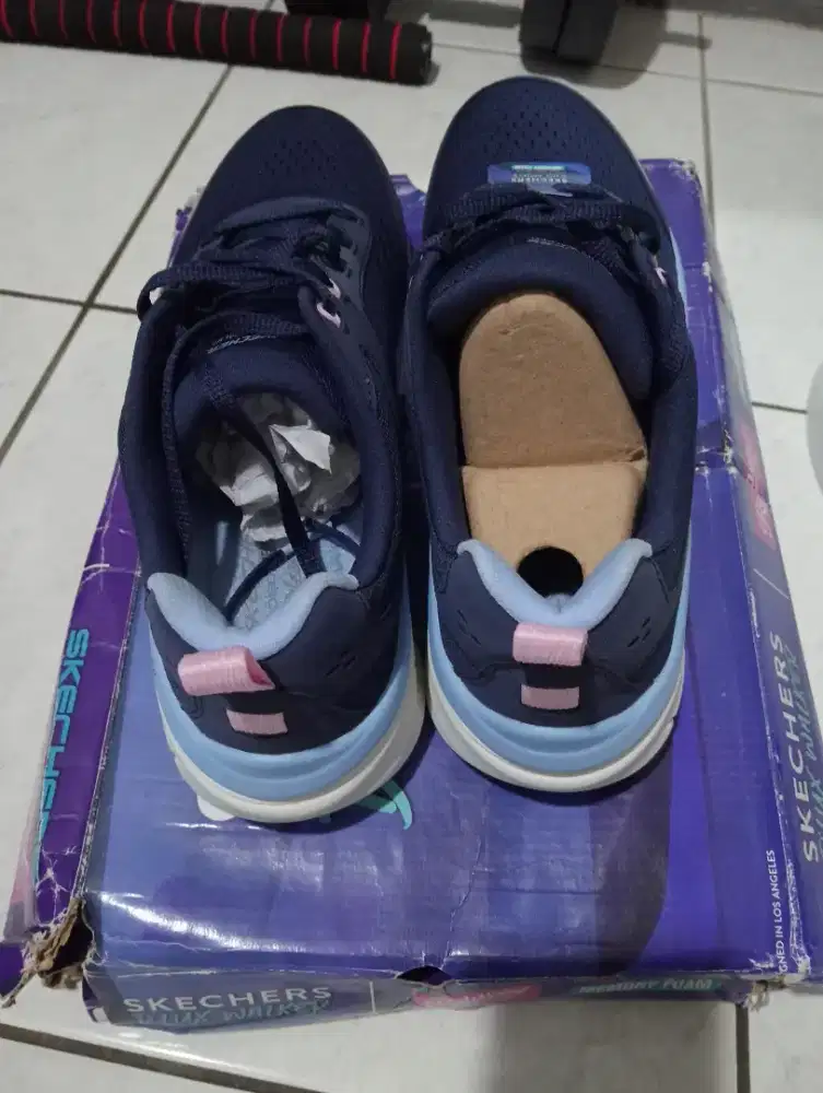 Sepatu skechers D'Lux Comfort women's