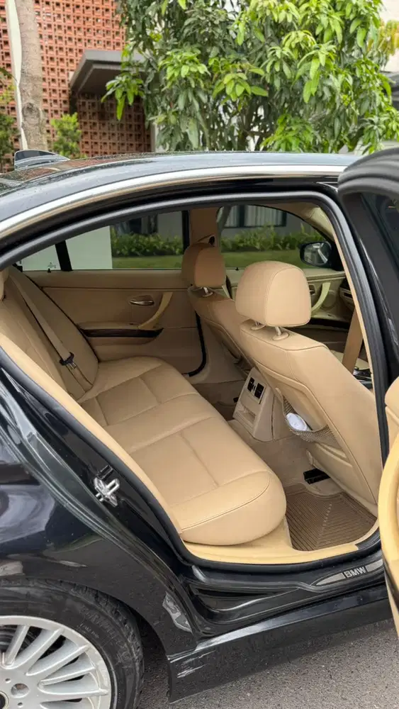 BMW 320i 2010 Bensin