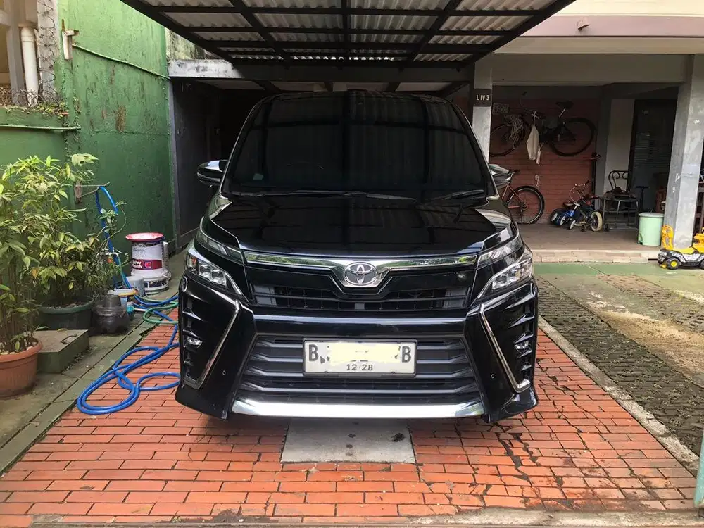 Toyota Voxy 2018 akhir Hitam