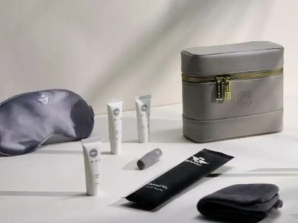 Pouch souvenir lengkap dengan isi airlines