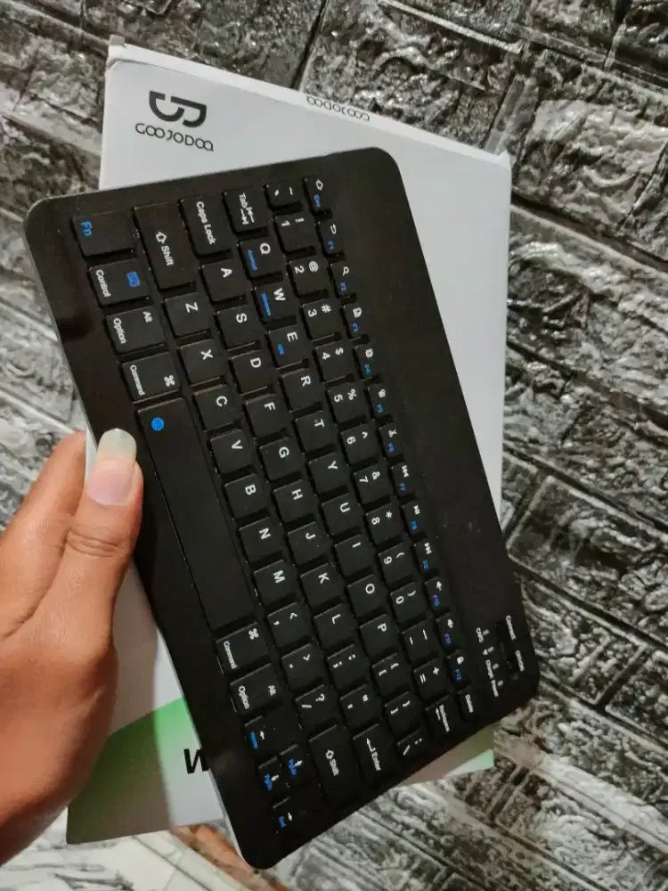 Keyboard tanpa kabel ( Bluetooth ) bisa di cas klw habis batreny