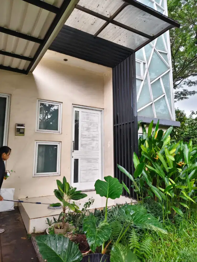 Rumah bagus ada kolam renang dekt stasiun dan tol BSD Caspia BSD