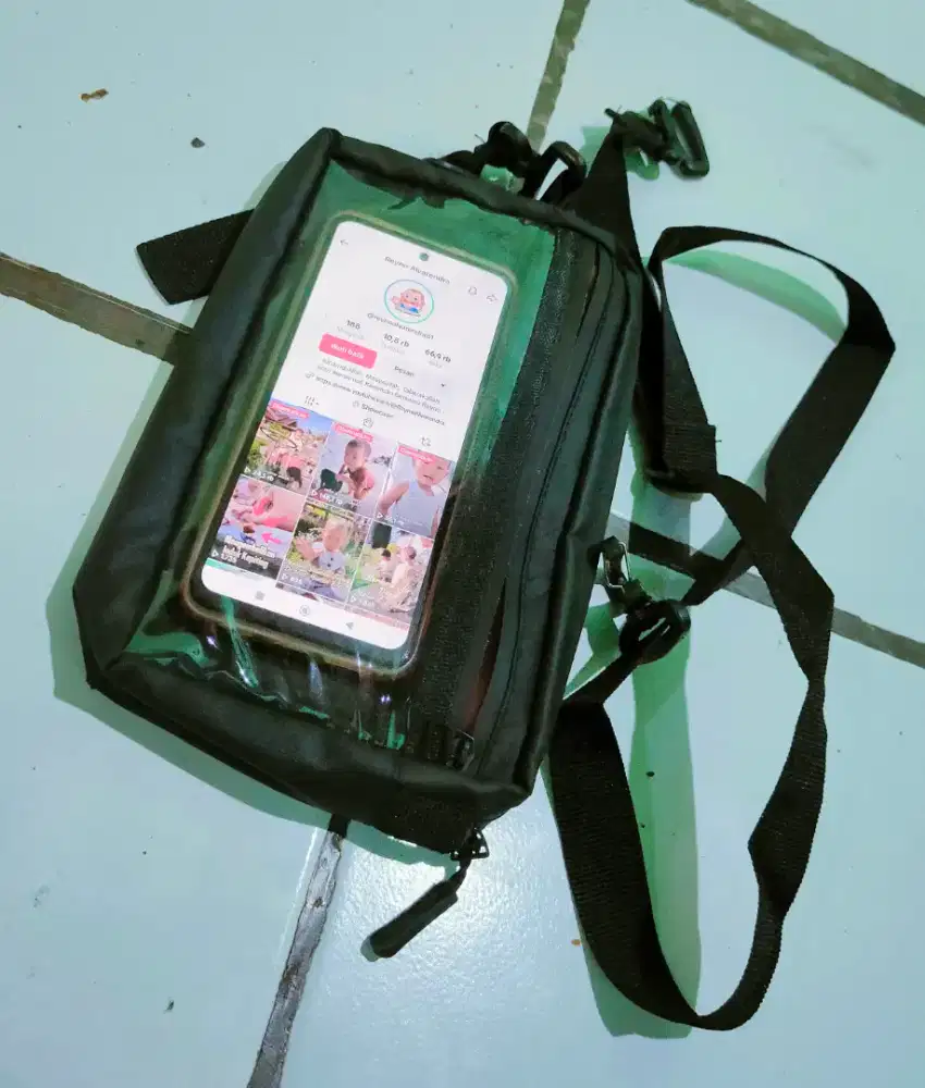 Tas Selempang banyak kantong depan transparan anti air untuk hp bisa