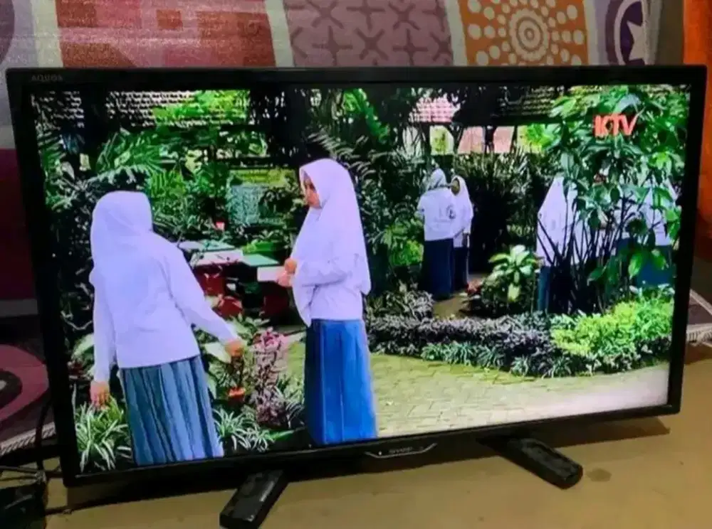 TV sharp 24 inchi lengkap mulus