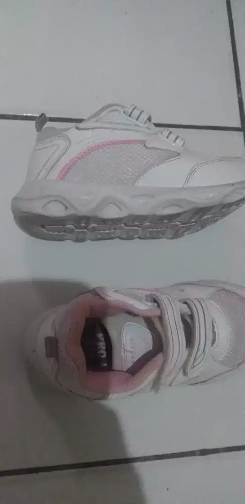 Dijual sepatu anak nomor 30