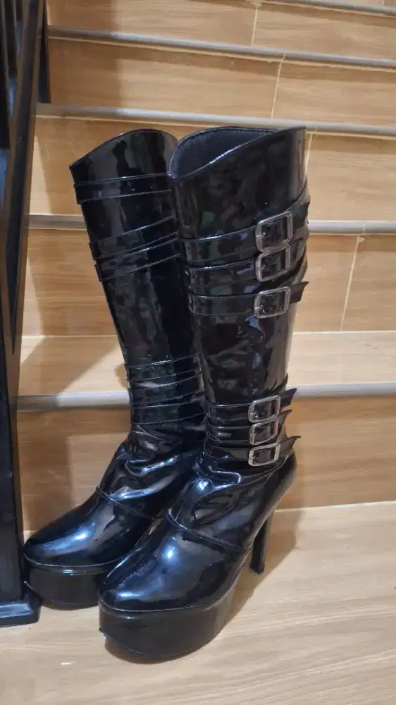 Sepatu model dan penyanyi