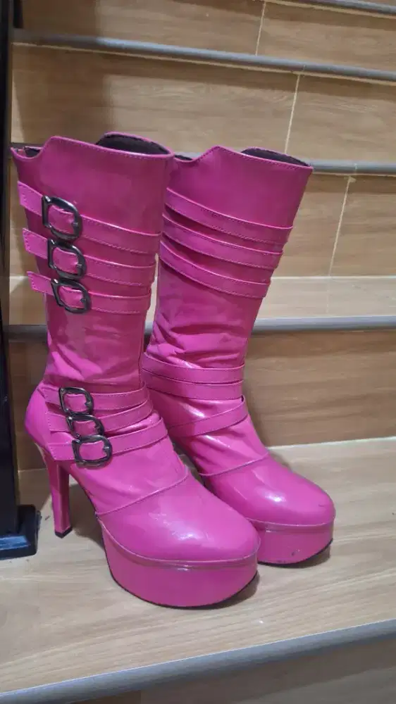 Sepatu model dan penyanyi