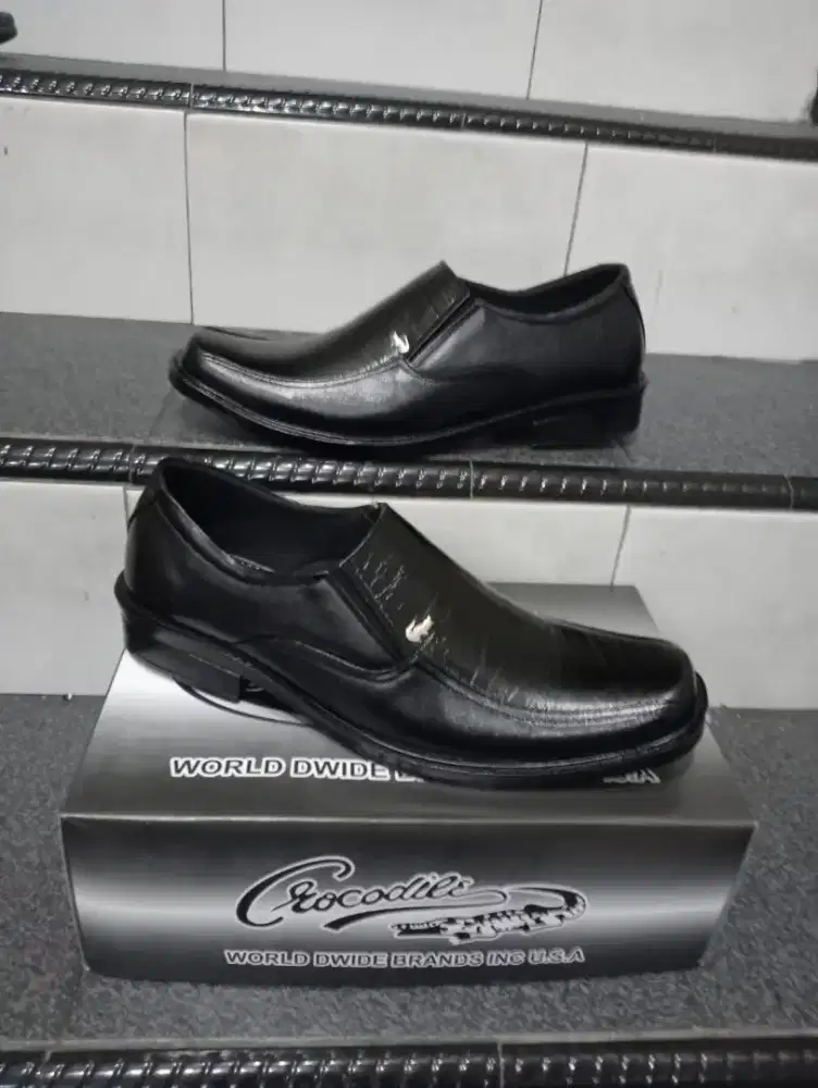 Sepatu fantofel model lebar
