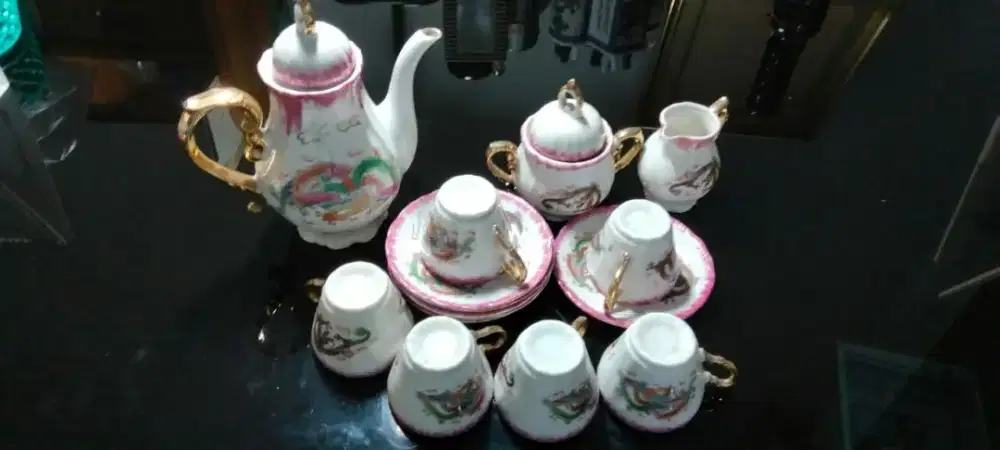 Tea set ukuran sedang motif klasik warna pink