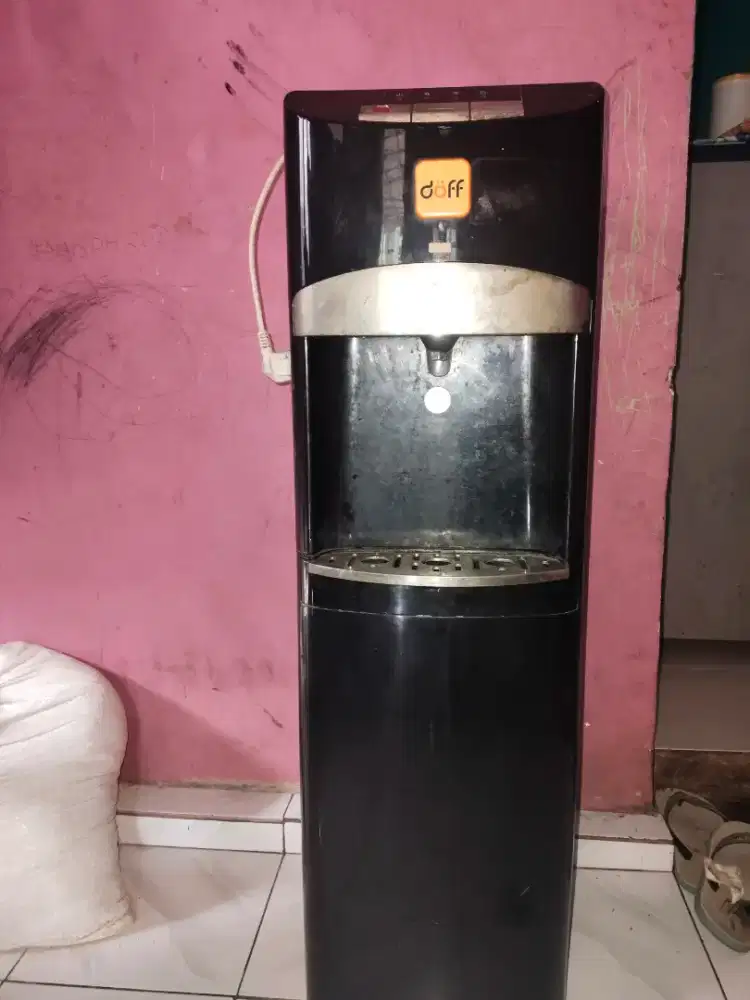 Dispenser serba guna ada panas, dingin, dan air biasa