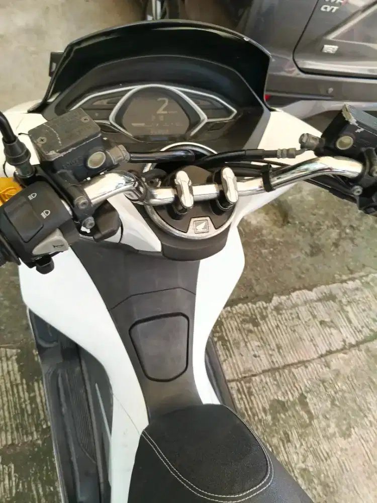 Honda PCX putih