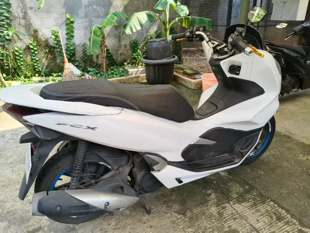 Honda PCX putih