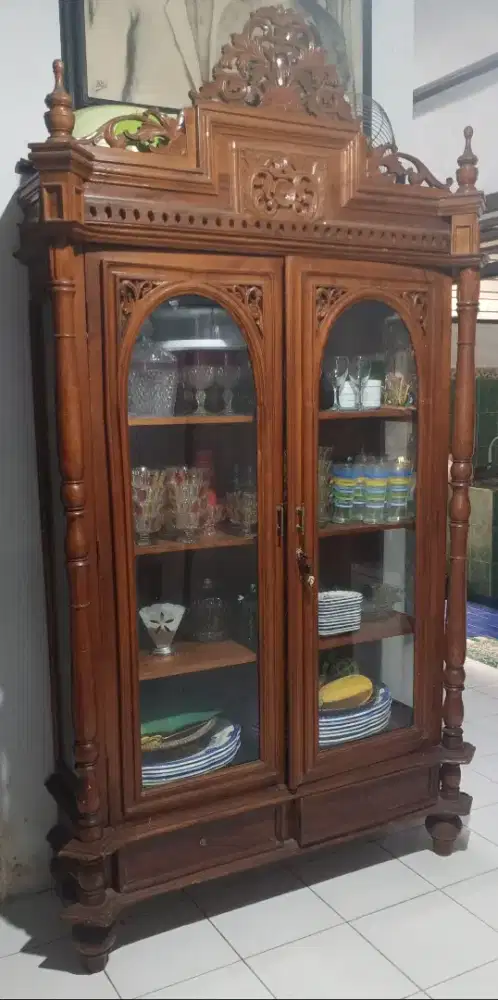 Lemari Hias Kristal Kayu Jati