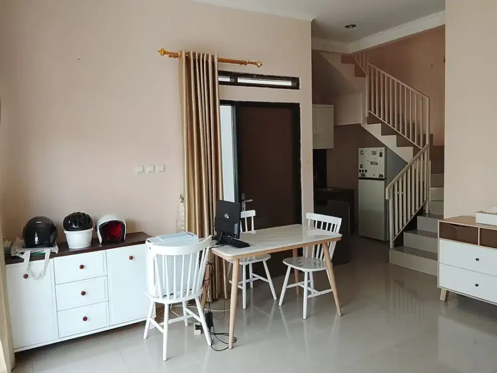DIJUAL RUMAH 2 LANTAI TERAWAT DAERAH ARCAMANIK BANDUNG SEMI FURNISH