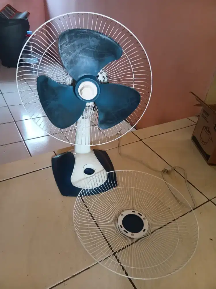 Dijual kipas angin aoyama 12 inchi. Mulus normal awerlt. Nego.