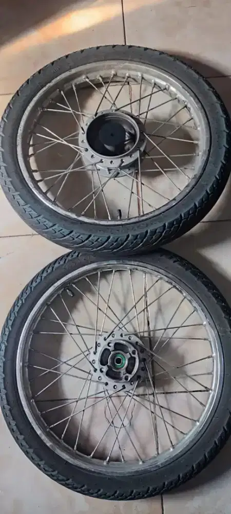 Velg ori bekas copotan Revo Fit depan dan belakang dan Ban