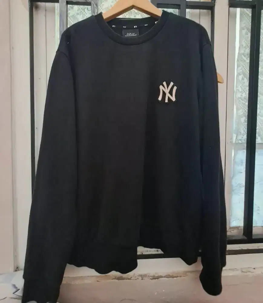 crewneck hitam branded