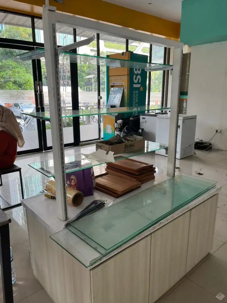 Meja display 2 sisi, selving kaca
