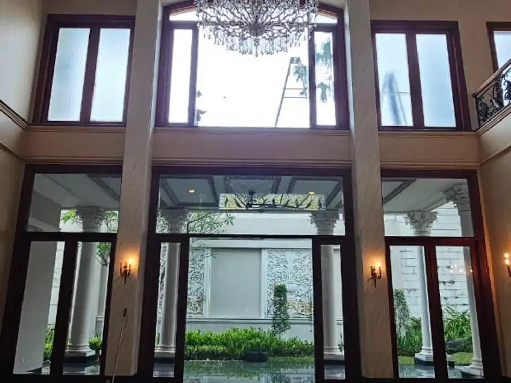 Dijual rumah mewah strategis fully furnished ada swimming pool dekat akses MRT di Jaksel LR-17291