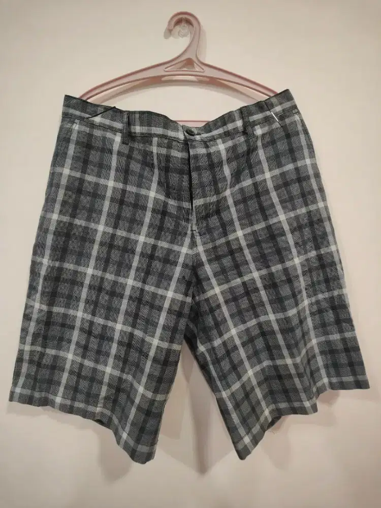 Celana pendek pria kotak kotak