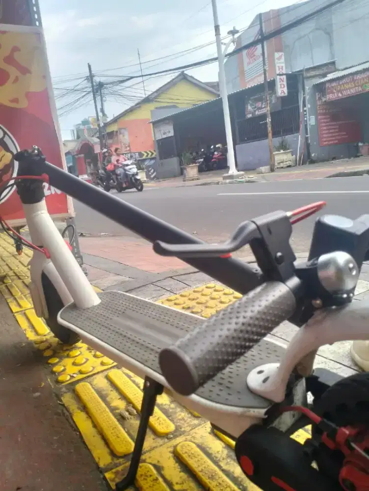 Skuter Elektrik Listrik Lipat 8,5 inci