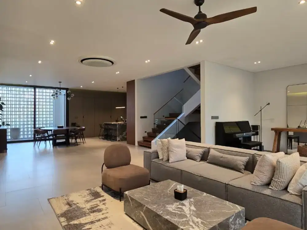 Jual cepat Rumah di PIK 8x20 SHM 4lantai minimalis interior bagus