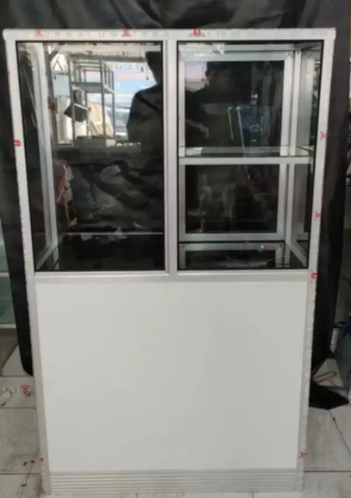 Etalase Kaca Alumunium 90cm Multifungsi – Kondisi Mulus & Kokoh!