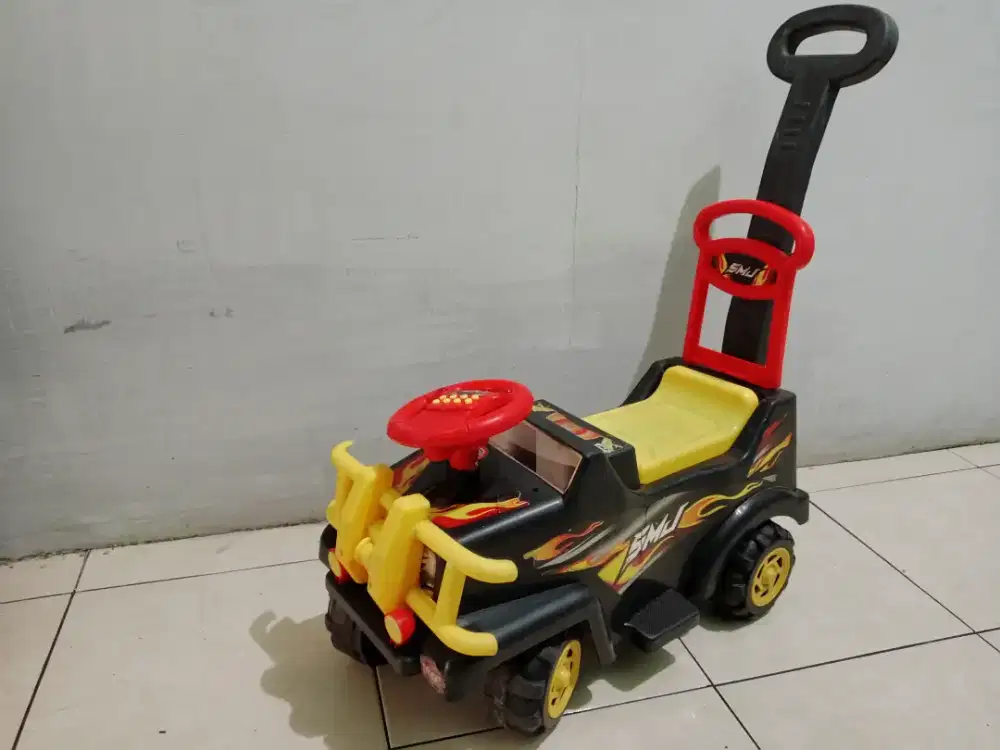 Mobil mainan anak warna hitam