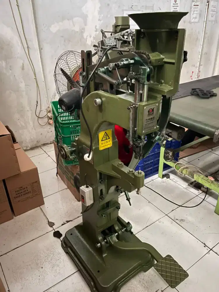 MESIN PAKU RIVET HELM